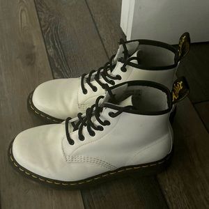 White dr marten boots- women’s sz 7